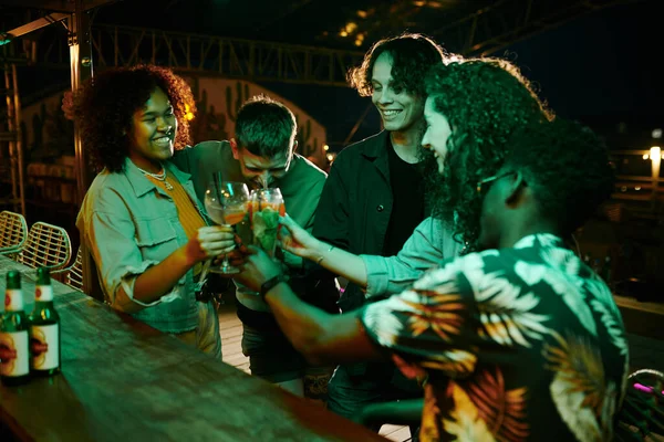 Bir Grup Neşeli Kültürler Arası Arkadaş Barın Yanında Durup Gece — Stok fotoğraf