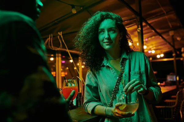 Jonge Vrouw Stijlvolle Casualwear Met Een Glas Cocktail Kijken Naar — Stockfoto