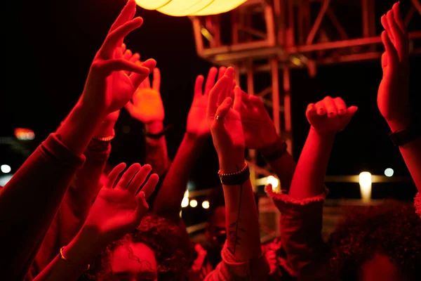 Gece Vakti Açık Kafede Dans Eden Enerjik Genç Dostlarımızın Ellerini — Stok fotoğraf