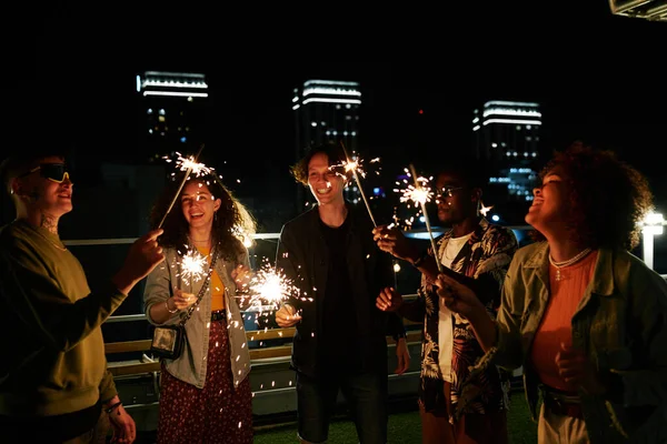 Skupina Šťastných Mladých Multikulturních Přátel Třpytivými Bengálskými Světly Kteří Noci — Stock fotografie