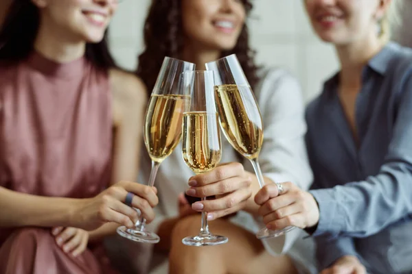 Handen Van Gelukkige Jonge Vrouwen Klinkend Met Fluiten Van Champagne — Stockfoto