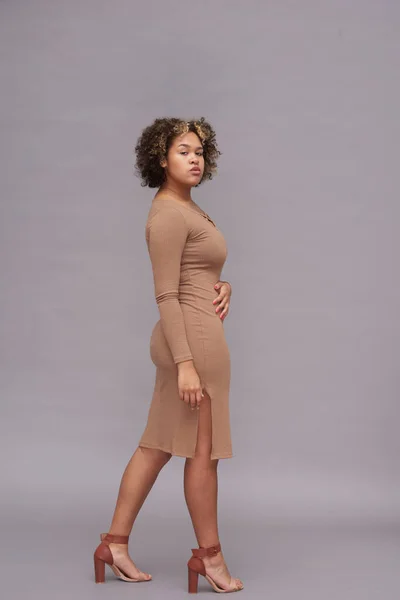 Νεαρή Αφρο Αμερικανίδα Γυναίκα Casual Φόρεμα Από Μπεζ Χρώμα Που — Φωτογραφία Αρχείου