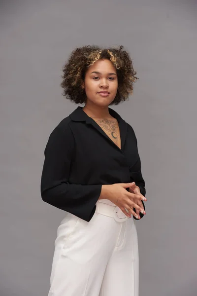 Junge Multiethnische Frau Schicker Freizeitkleidung Vor Grauem Hintergrund Beim Fototermin — Stockfoto