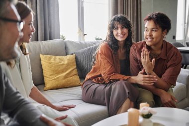 Kız arkadaşının ailesine nişan yüzüğüyle böbürlenen mutlu genç siyahi kadın yaklaşan düğünden bahsederken...