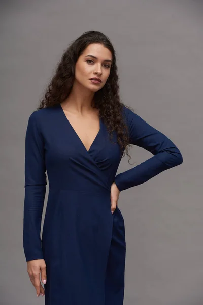 Jovem Mulher Linda Elegante Vestido Azul Casual Inteligente Olhando Para — Fotografia de Stock