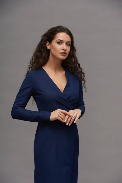 Młoda Kobieta Ciemnymi Długimi Włosami Eleganckiej Niebieskiej Sukience Podczas Sesji — Zdjęcie stockowe