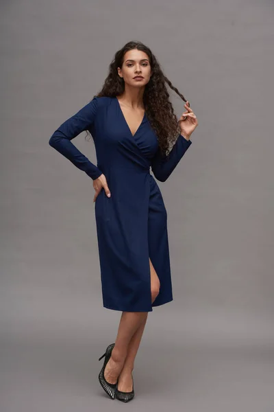 Junge Flirterin Blauem Kleid Und Stöckelschuhen Posiert Bei Fotosession Studio — Stockfoto
