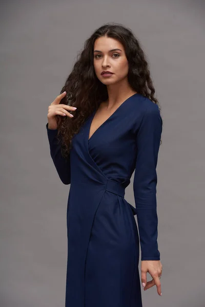 Jovem Modelo Moda Feminina Glamourosa Azul Marinho Vestido Casual Inteligente — Fotografia de Stock