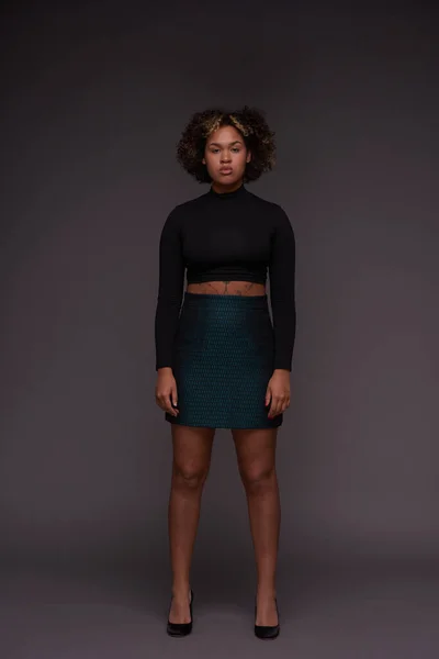 Junge Ernsthafte Weibliche Mode Model Schicker Casualwear Posiert Grauer Wand — Stockfoto
