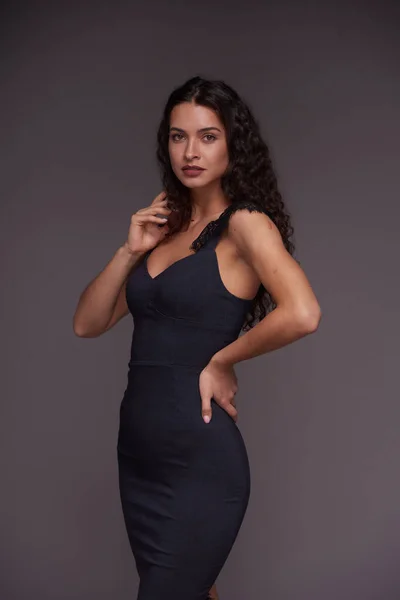 Jovem Modelo Moda Feminina Elegante Vestido Preto Elegante Posando Frente — Fotografia de Stock