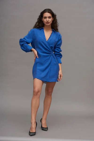 Jovem Lindo Modelo Moda Feminina Azul Royal Vestido Casual Curto — Fotografia de Stock