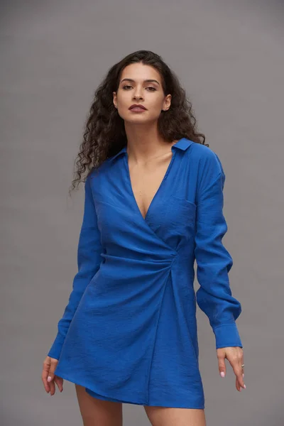 Jeune Femme Brune Robe Bleue Royale Élégante Regardant Caméra Pendant — Photo