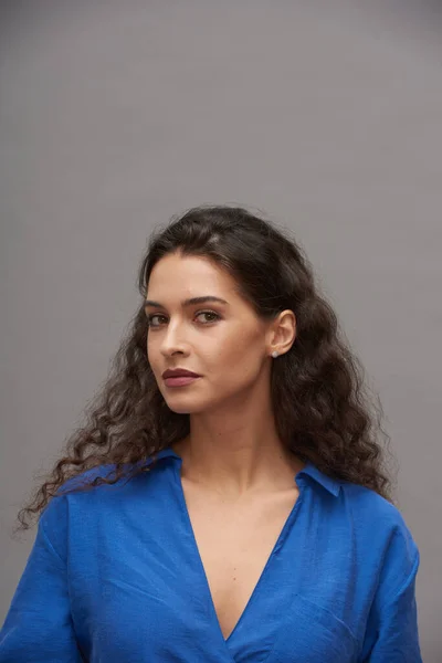 Ung Söt Kvinnlig Modell Med Perfekt Makeup Och Blå Klänning — Stockfoto