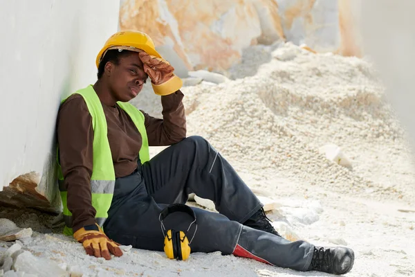 Joven Mujer Negra Cansada Ropa Trabajo Sentada Suelo Por Una —  Fotos de Stock