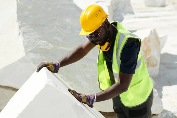 Jonge Afro Amerikaanse Mannelijke Werknemer Veiligheid Helm Handschoenen Werkkleding Buigen — Stockfoto
