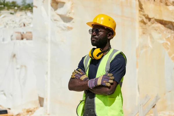 Jonge Afro Amerikaanse Arbeider Overall Reflecterend Vest Zwart Shirt Handschoenen — Stockfoto