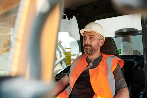 Mature Male Engineer Safety Helmet Reflective Vest Driving Construction Truck — Stock Photo, Image