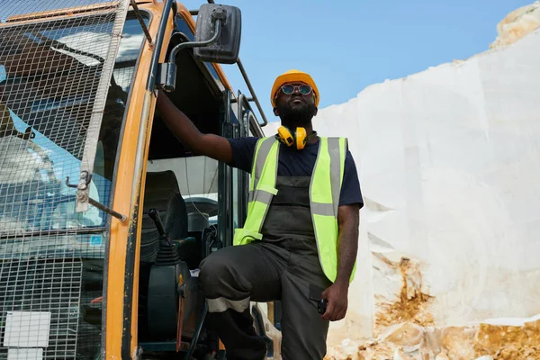 Giovane Uomo Afroamericano Abbigliamento Lavoro Cappello Rigido Piedi Escavatore Altra — Foto Stock