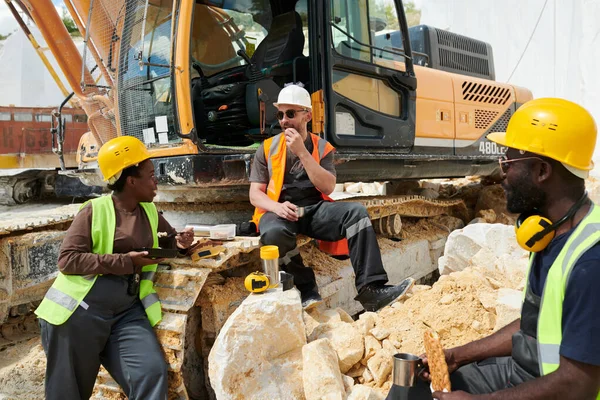 Grupo Trabalhadores Interculturais Pedreira Mármore Almoçando Enquanto Sentados Lado Bulldozer — Fotografia de Stock