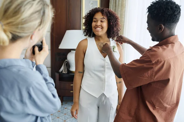 Feliz Joven Afroamericana Novia Traje Elegante Blanco Posando Frente Dama —  Fotos de Stock