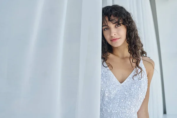 Junge Hinreißende Frau Schönem Und Stilvollem Weißen Hochzeitskleid Mit Pailletten — Stockfoto