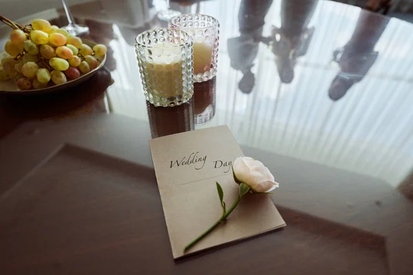新鮮な白バラと結婚式の招待状 パーティーで乾杯のゲストを反映したテーブルの上にカクテルとブドウと2つのガラス — ストック写真