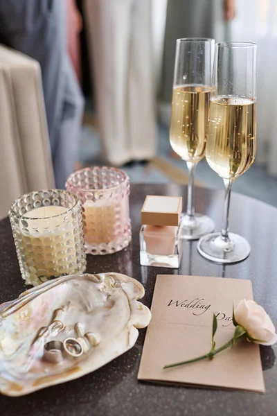 2つのカクテルと結婚式の組成 シャンパンのフルート 香りのボトル 封筒への招待状 新鮮な白バラと真珠の殻のリング — ストック写真