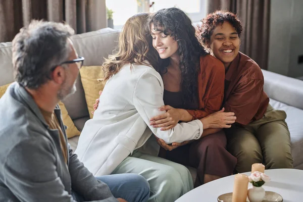 Glad Ung Brunett Kvinna Ger Kram Till Mamma Medan Sitter — Stockfoto