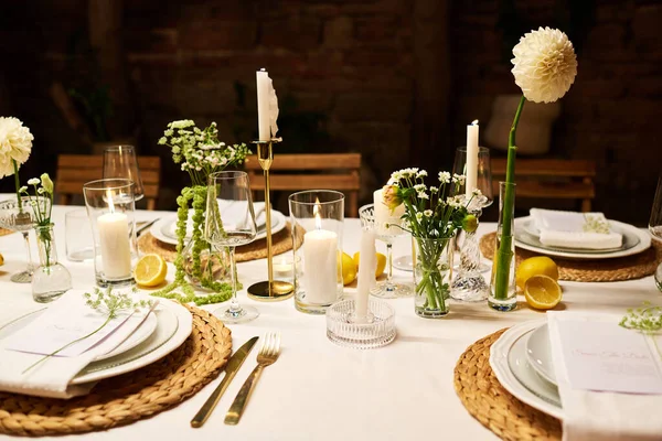 Partie Table Fête Avec Assiettes Bougies Fleurs Verres Vin Citrons — Photo