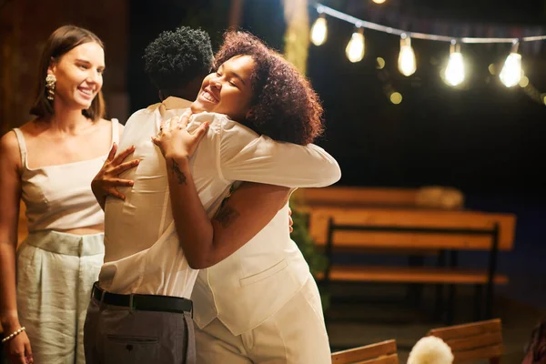 Молодая Веселая Афроамериканская Невеста Обнимает Черного Мужчину Белой Рубашке Время — стоковое фото