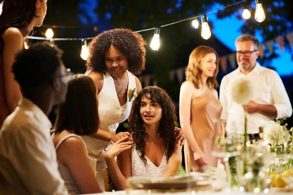 Meninas Lésbicas Interculturais Felizes Traje Casamento Conversando Com Seus Amigos — Fotografia de Stock