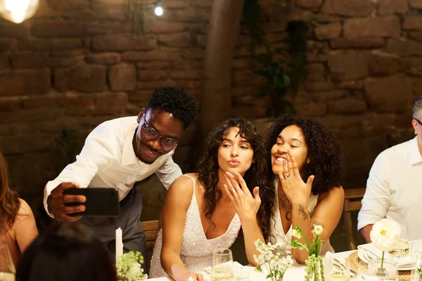 Счастливый Молодой Афроамериканец Смартфоном Делает Селфи Межкультурными Лесбийскими Невестами Белой — стоковое фото