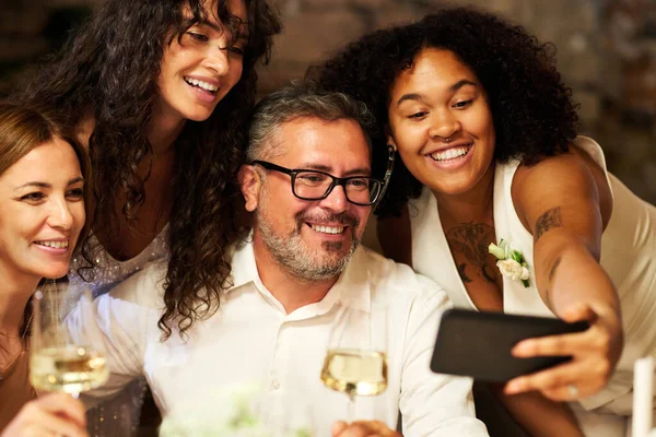 四个不同文化的快乐人士聚集在一起 参加婚宴 自拍或通过视频聊天与朋友交流 — 图库照片