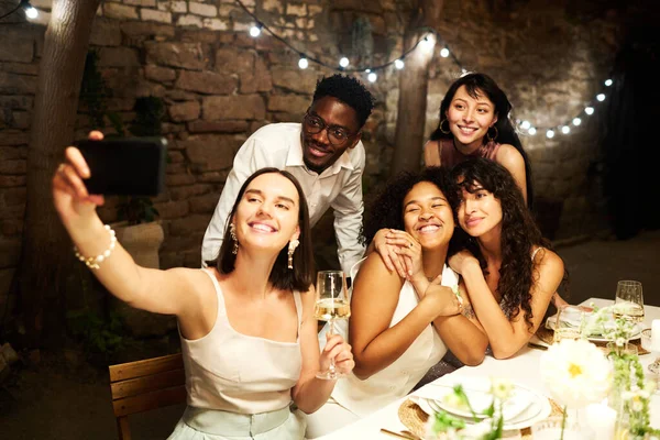 Groupe Jeunes Amis Interculturels Heureux Faisant Selfie Par Table Fête — Photo