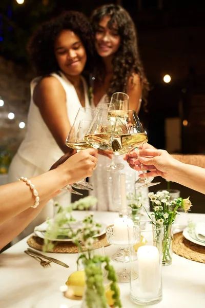 Руки Юных Друзей Звенят Флейтами Шампанского Поздравляя Двух Межкультурных Невест — стоковое фото