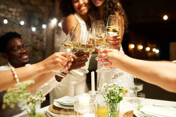 婚礼宾客和两位跨文化新娘的手 在喜庆的餐桌上 与香槟酒的长笛叮当声 欢欢欢喜喜 — 图库照片