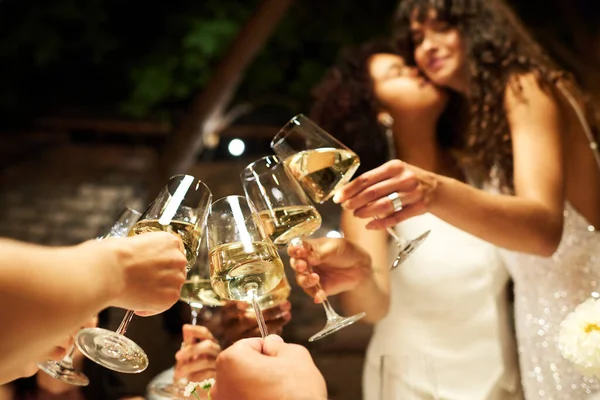 Grupp Flöjter Med Champagne Hålls Sällskap Interkulturella Vänner Och Tillgivna — Stockfoto