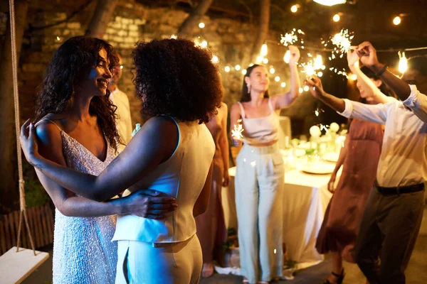 Δύο Νεαρές Ερωτικές Διαπολιτισμικές Γυναίκες Λευκά Ενδύματα Γάμου Χορεύουν Μπροστά — Φωτογραφία Αρχείου