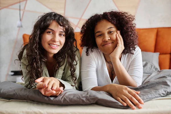 Happy Young Lesbian Couple Homewear Looking Camera Smiles While Having — Stock Photo, Image