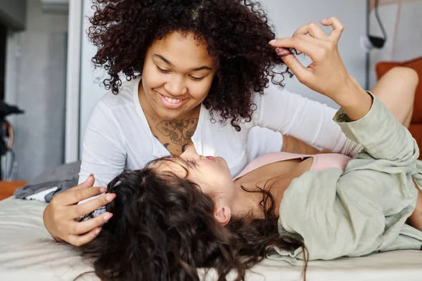 Mutlu Genç Afrikalı Amerikalı Kadın Yatakta Dinlenirken Sohbet Ederken Hafta — Stok fotoğraf