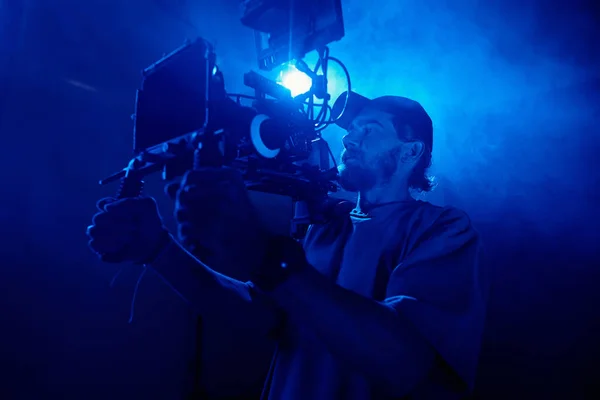 Junger Mann Freizeitkleidung Hält Videokamera Bei Dreharbeiten Werbespot Studio Der — Stockfoto