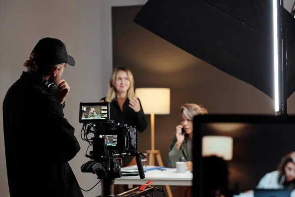 스튜디오에서 상업용 촬영을 스테디캠 비디오카메라의 뒷모습 — 스톡 사진