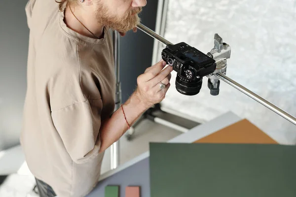 새로운 촬영을 준비하는 슬라이더에 카메라의 설정을 조정하는 티셔츠를 남자의 — 스톡 사진