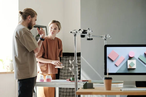 Young Photographer Explaining His Assistant How Make Composition Objects Table — Stock Photo, Image