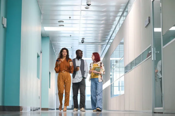 Groep Jonge Multiculturele Collega Beweegt Zich Langs Corridor Van Moderne — Stockfoto