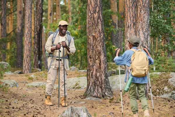 Szczęśliwy Starszy Człowiek Kijami Trekkingowymi Stojący Ścieżce Lesie Patrzący Swojego — Zdjęcie stockowe
