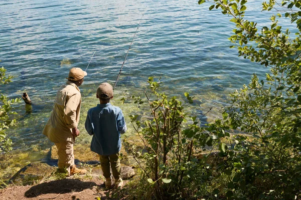 Güneşli Yaz Haftasonunda Gölün Önünde Duran Birlikte Balık Tutan Genç — Stok fotoğraf