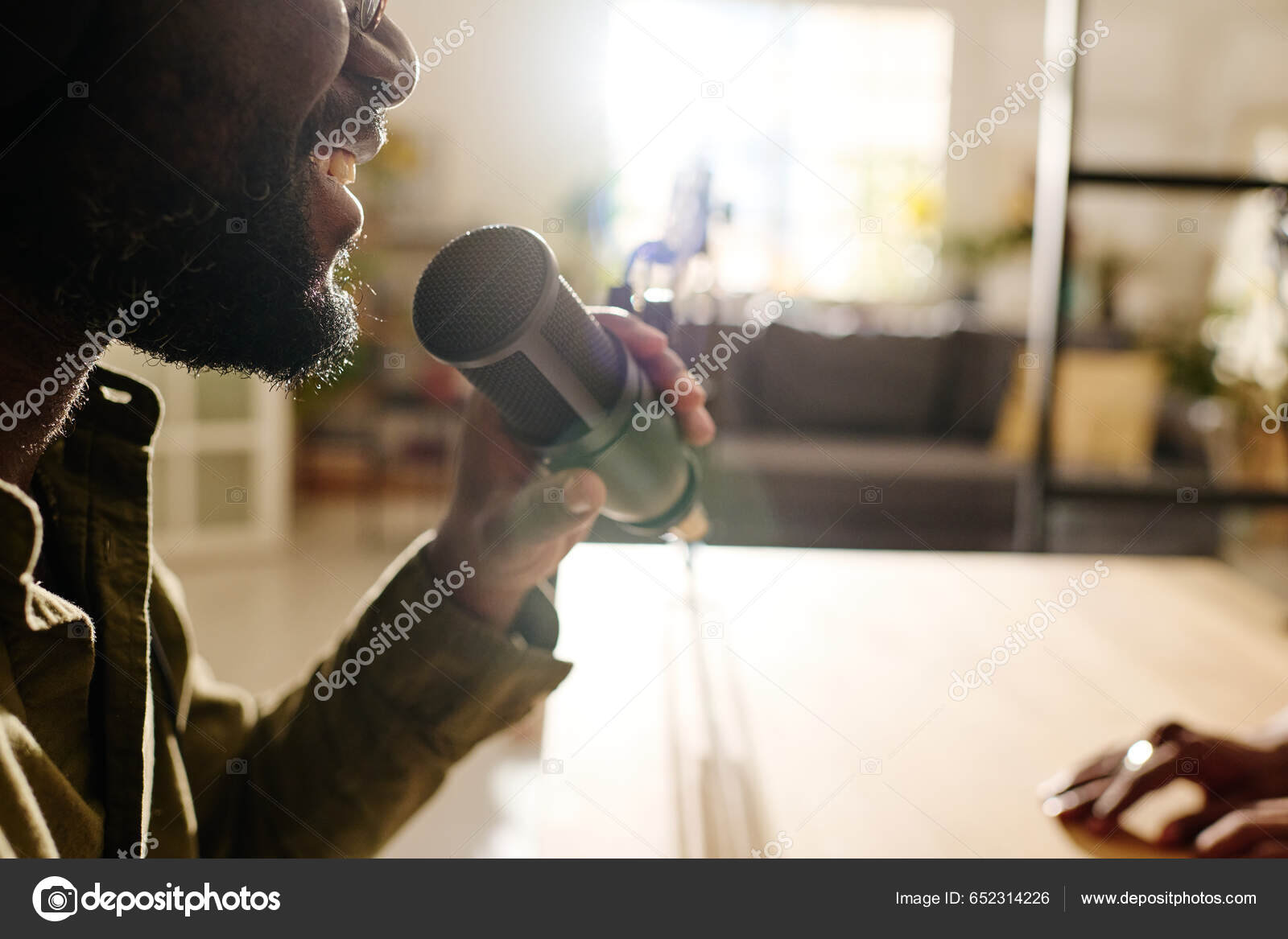 Крупный План Счастливого Молодого Бородатого Чернокожего Мужчину.