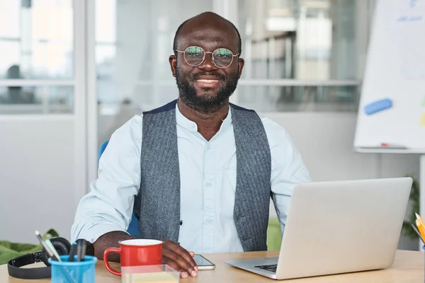 Happy Jonge Afro Amerikaanse Manager Netwerken Voorkant Van Laptop Terwijl — Stockfoto