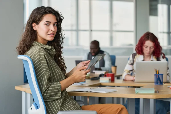 Junge Erfolgreiche Geschäftsfrau Mit Tablet Sitzt Arbeitsplatz Büro Zwischen Ihren — Stockfoto